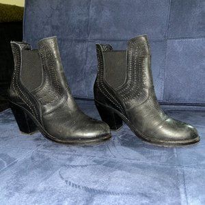 Ariat Short Black booties with elastic welt, size 7